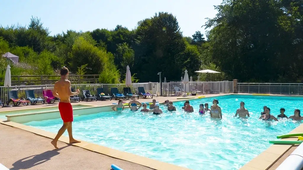 Camping Paradis le Coiroux en Correze animation piscine