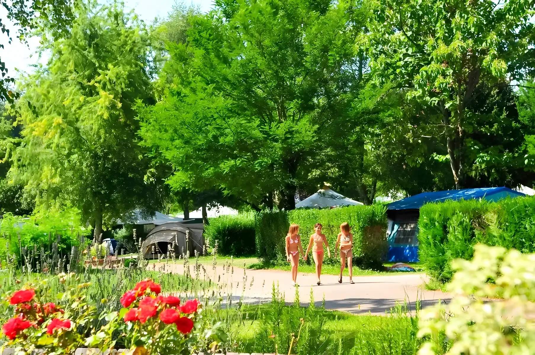 petites filles se balladent au camping coiroux